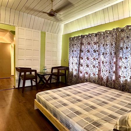 The Chinar Retreat Hut Hotell Srīnagar Exteriör bild