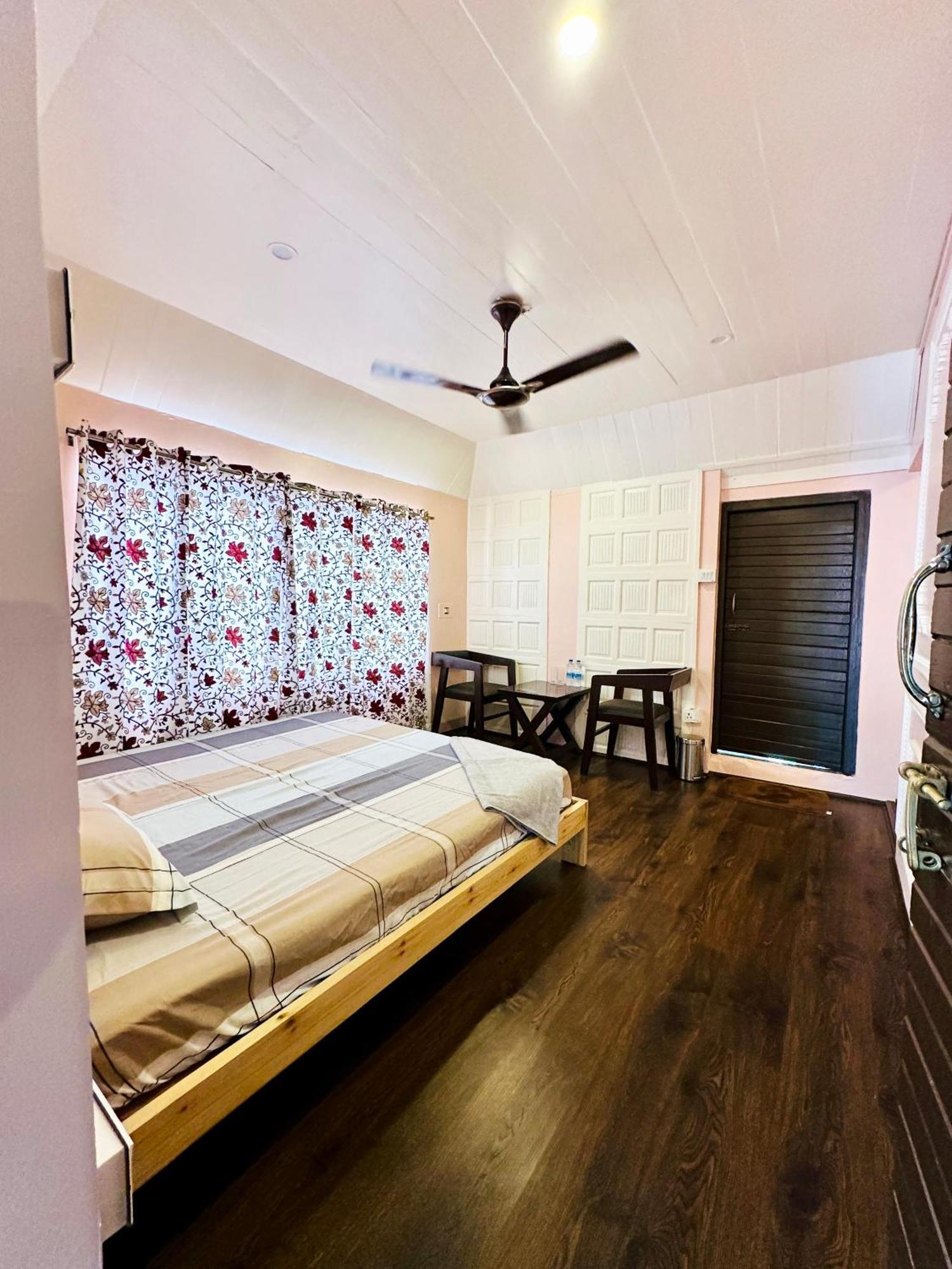 The Chinar Retreat Hut Hotell Srīnagar Exteriör bild